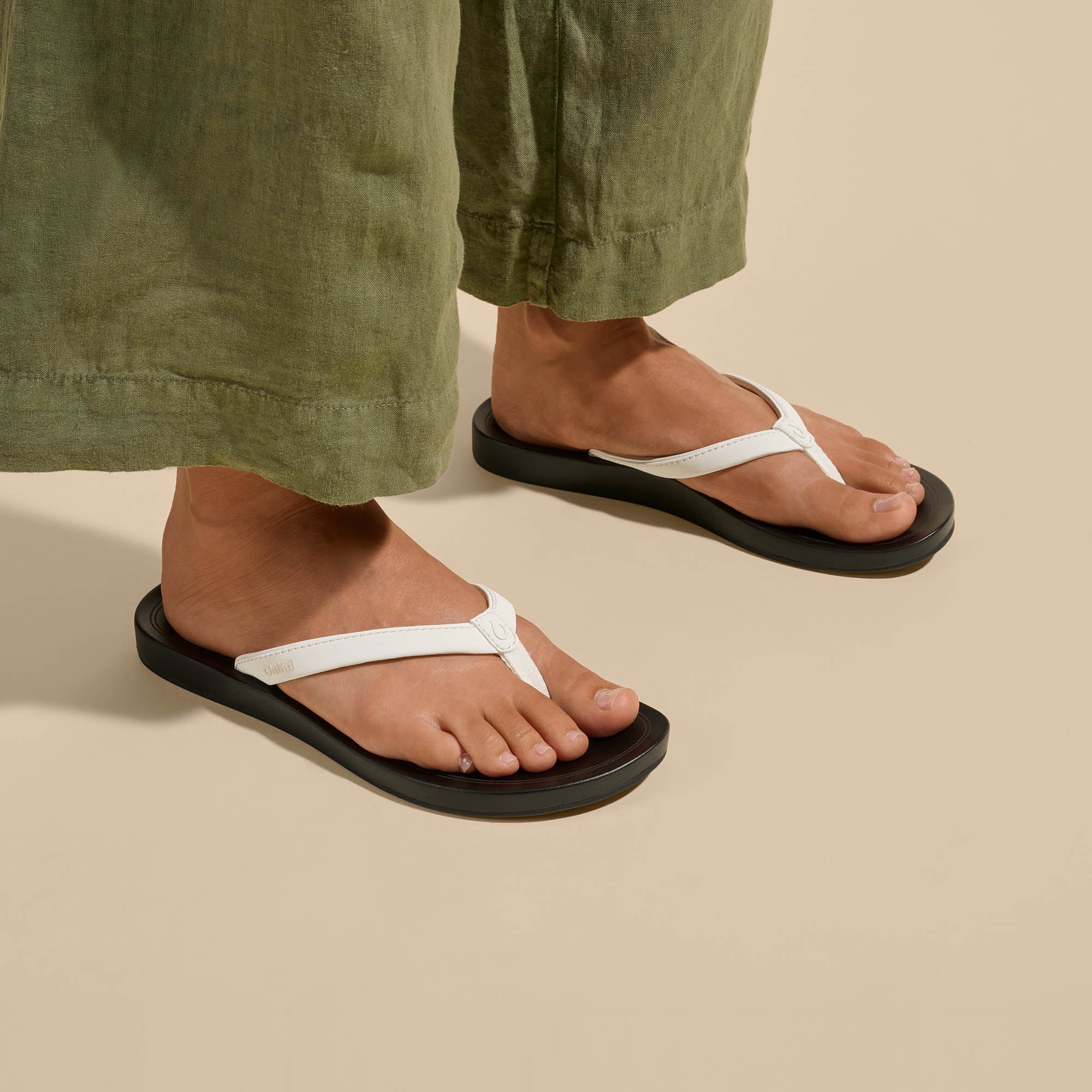 Uiki - Bright White / Lava Rock